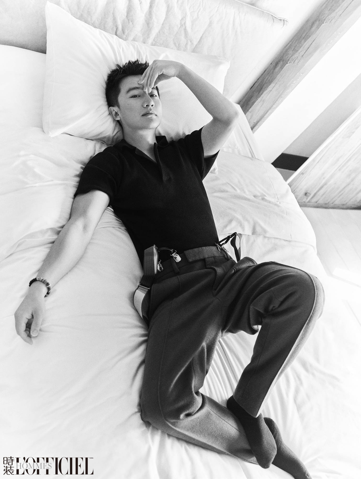 黄轩登时装男士三月刊杂志封面多变造型演绎反差魅力