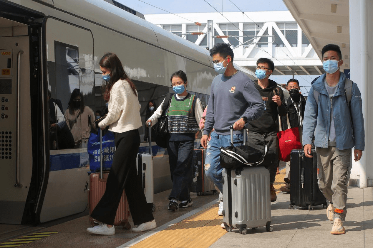 湛江西站:节后返程客流迎小高峰 春节黄金周发送旅客9.4万