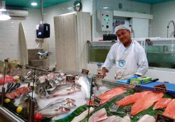 迪拜菜市场有多豪？海鲜食材全部专机空运，鲨鱼在这里随处可见