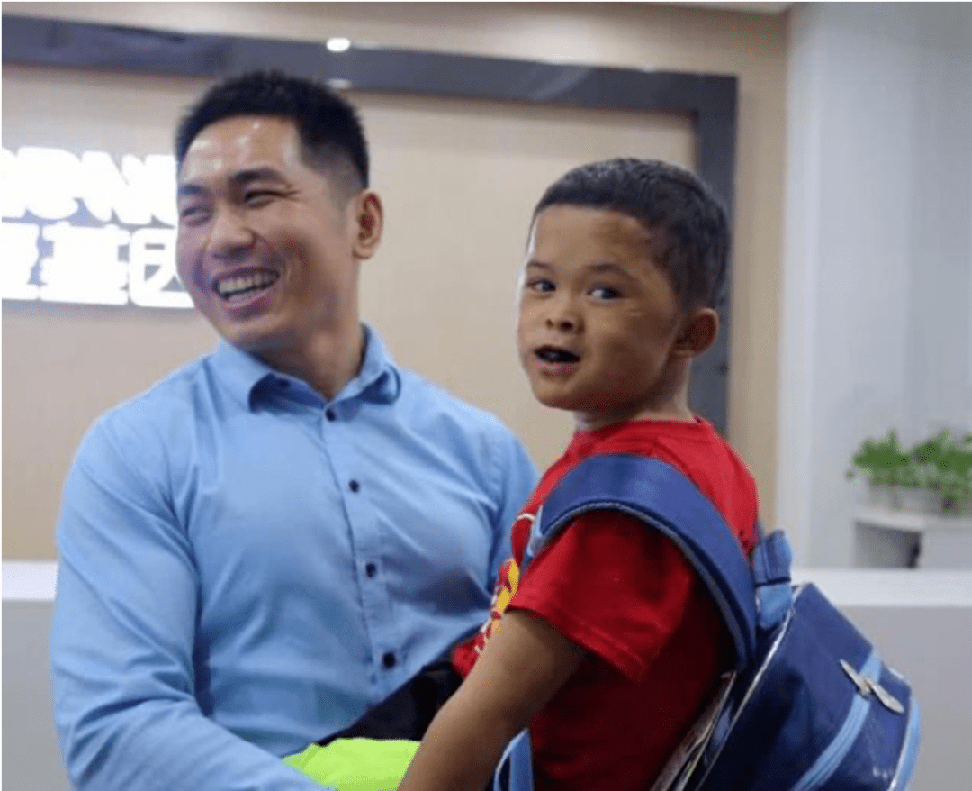 刘长江根据马云的形象,把范小勤打造成"公益爱心童星小马云""乡村贫困