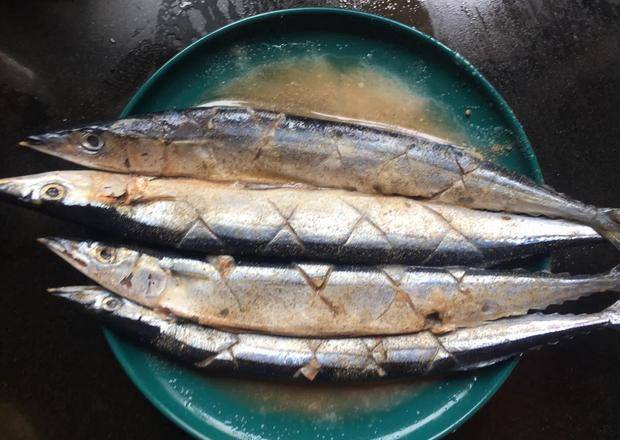 想念燒烤攤的秋刀魚小妹花3元買了4條秋刀魚一抹一烤超解饞