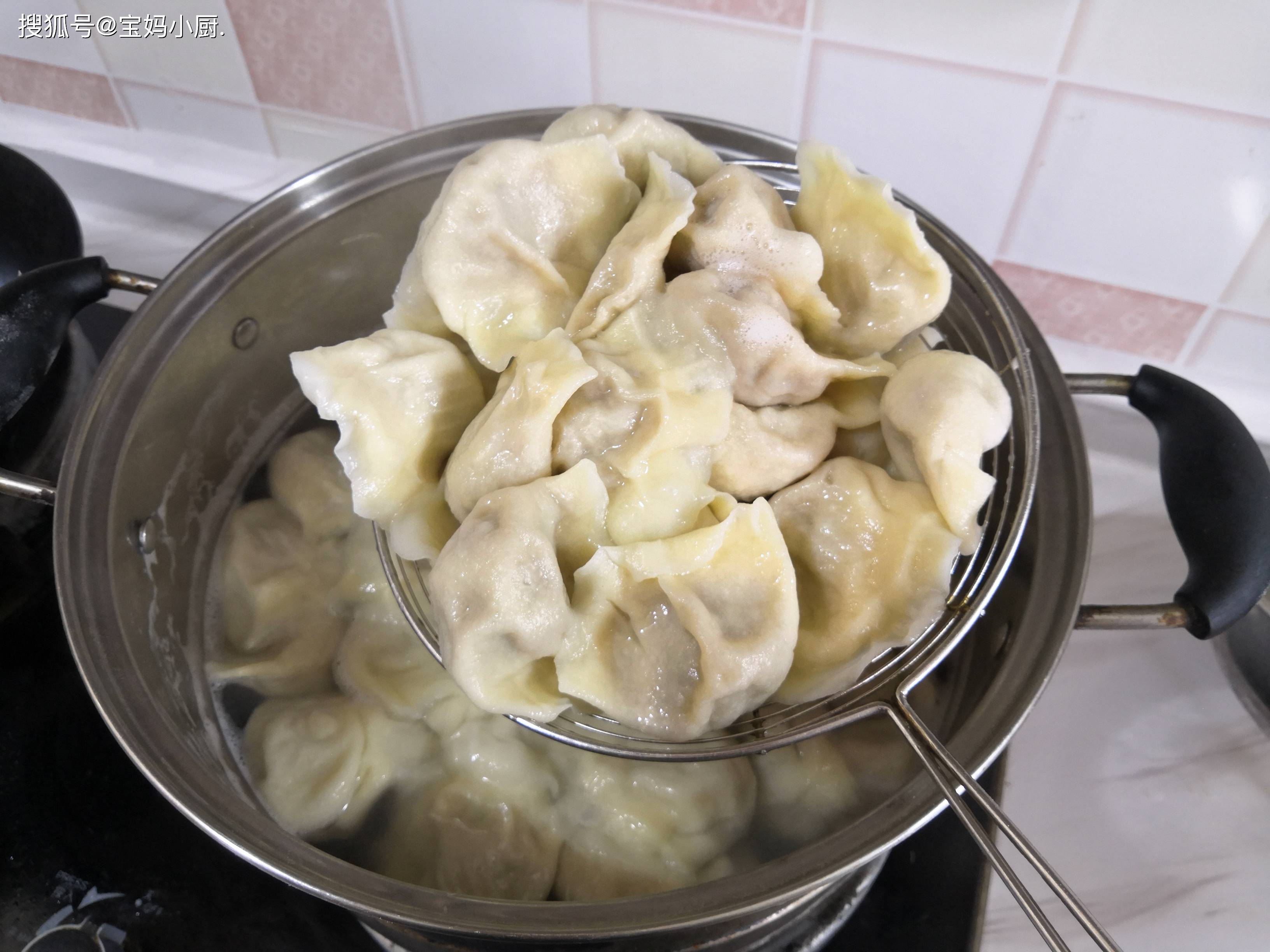 捞饺子的时候把水控净一些,这样的饺子吃起来比较干爽,不水塌