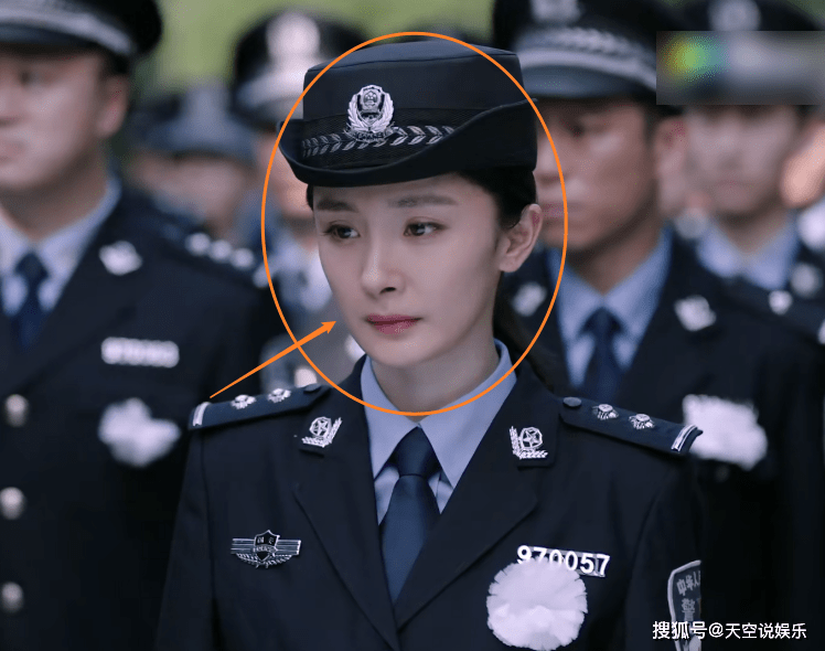 原创暴风眼终于定档杨幂穿西装干练十足我却被她警服造型吸引