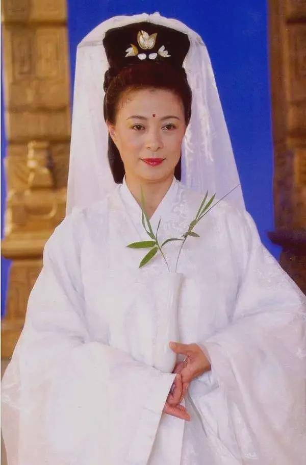 更不用提《大话西游3》里胡静这个造型,胡静的眼距本来就偏近,带着不