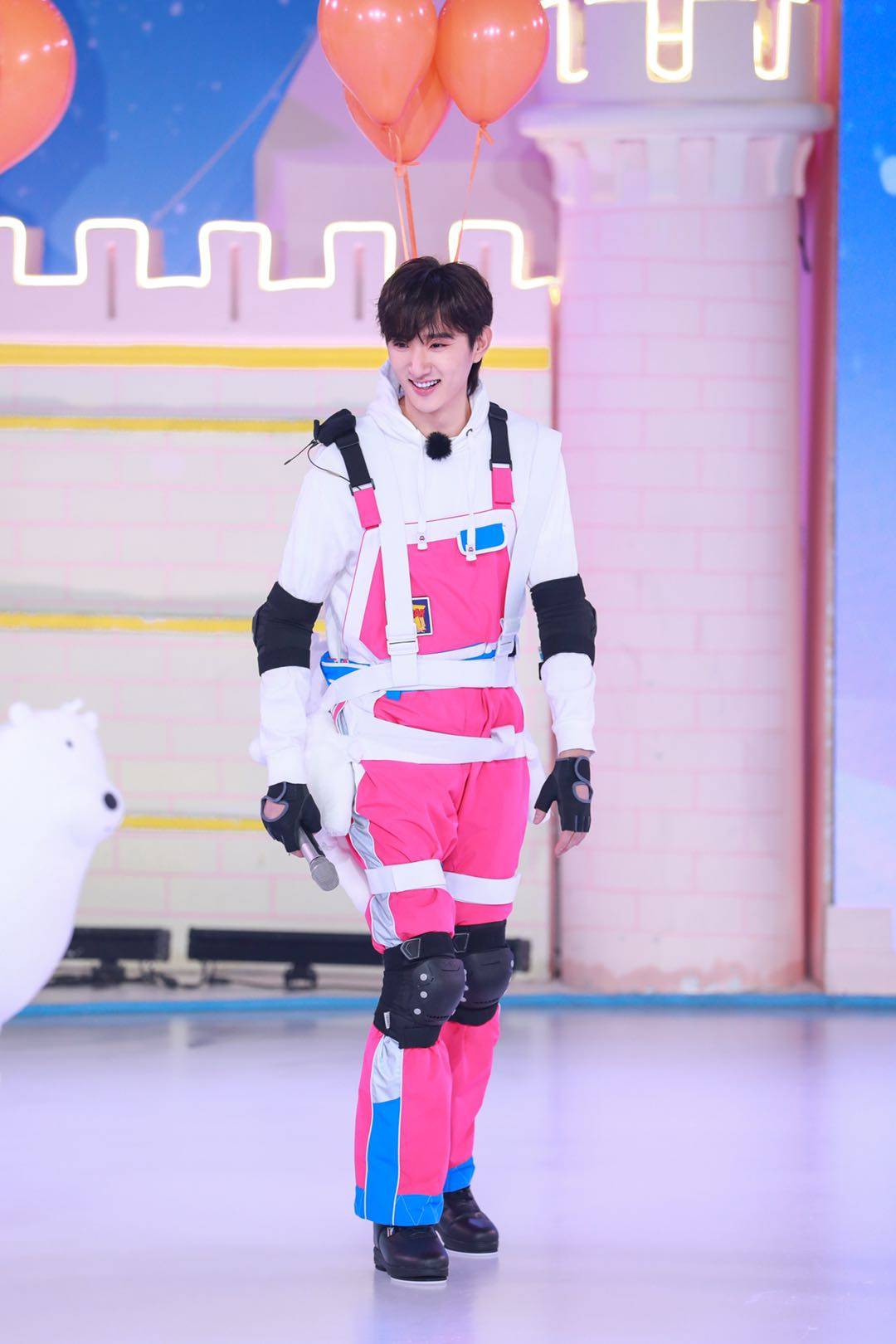 于小彤李沁亮相《快乐大本营》 宝钗宝玉同台梦回"红楼"剧组