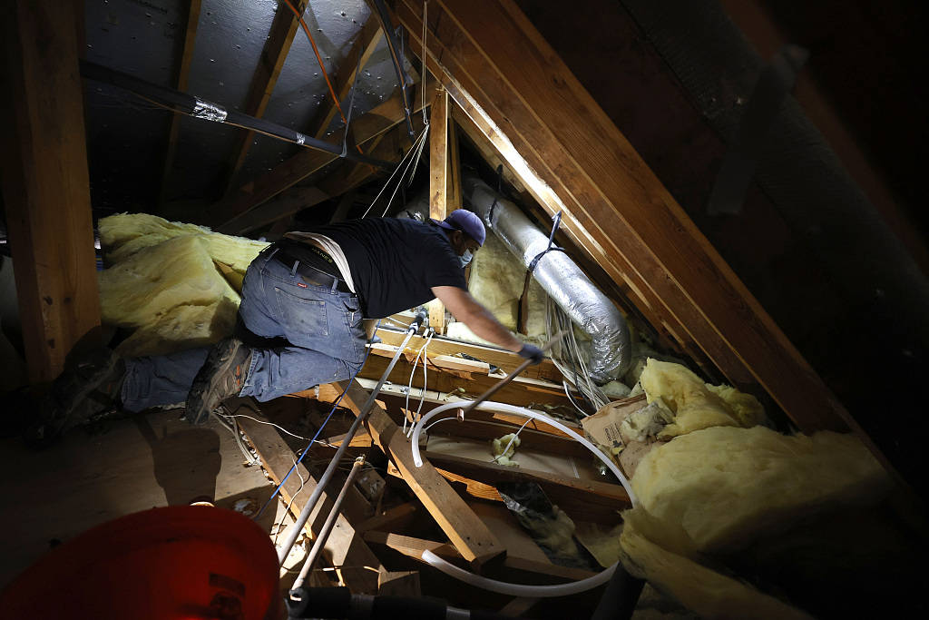 超1490万人断水 美国得克萨斯州工人抢修水管