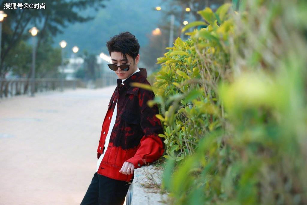 张云雷身着红黑撞色外套出镜,追寻春日多彩浪漫