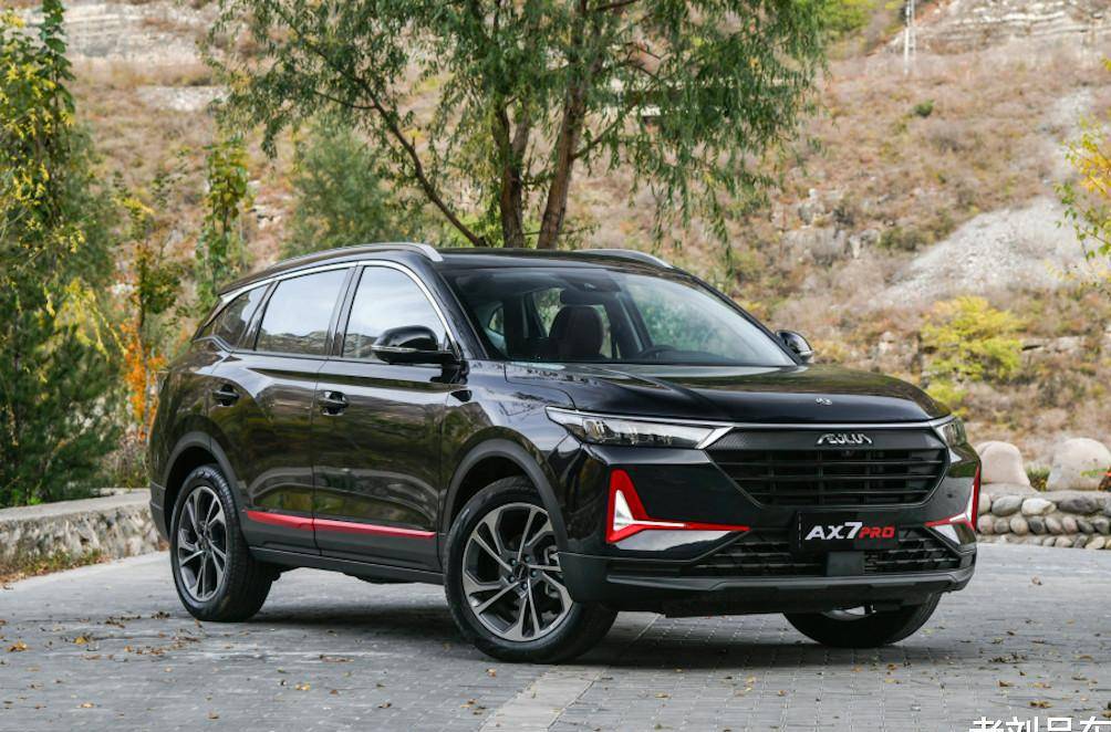 升级版东风风神ax7pro更换了新车标黑红拼色车身更有辨识度