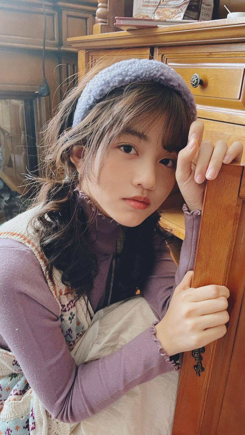 原创手机壁纸:森女风居家甜美女生私服照,遇见不晚真心相伴