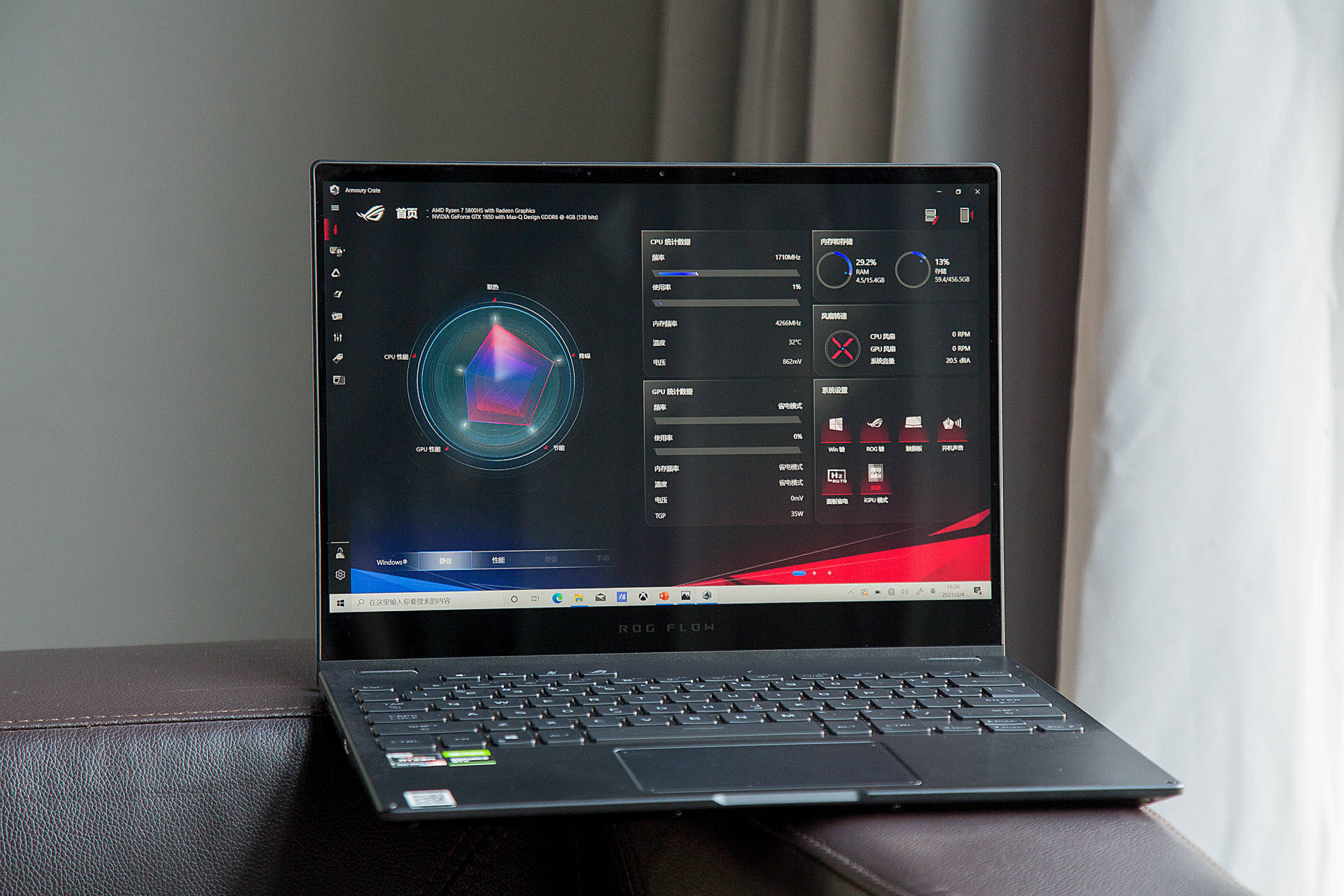 至于在屏幕方面,rog幻13搭载了一块13.