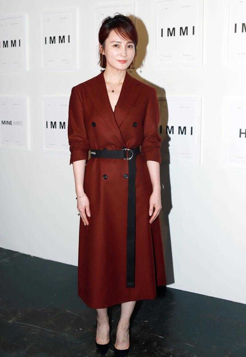 蒋勤勤可真有"国际范",穿酒红色大衣成熟高贵,精致时髦