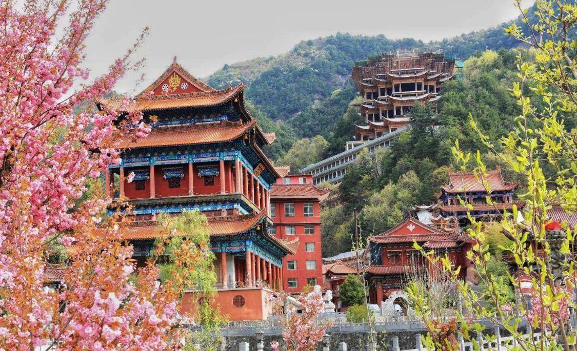 甘肃隐藏一片人间净土，群山环绕层层叠叠，藏红色寺庙修了13年