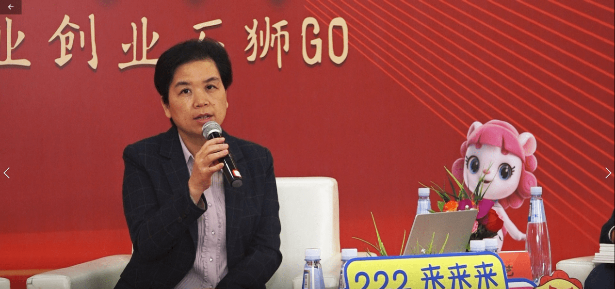 "首先请石狮市政府副市长黄延艺给今天的活动做个开场吧!