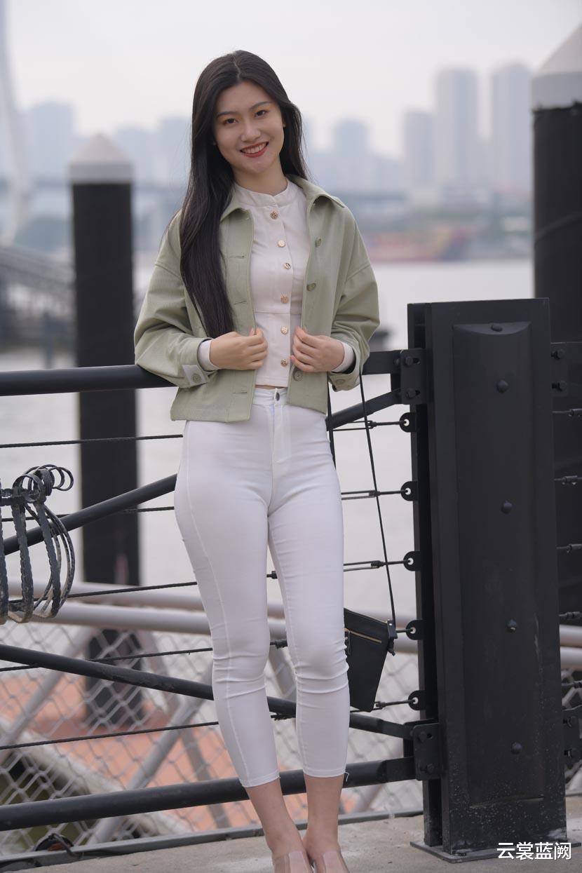 天然一段风韵,平生万种风情,白色修身裤搭配燕尾衬衣的迷人穿搭_色彩