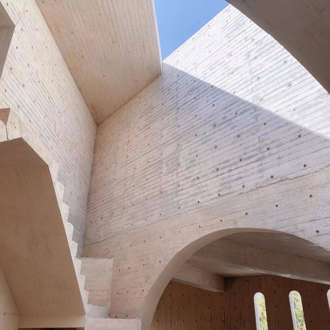 他们家的小山坡上,是八旬的伙山美术馆,那是伙山的眼睛.