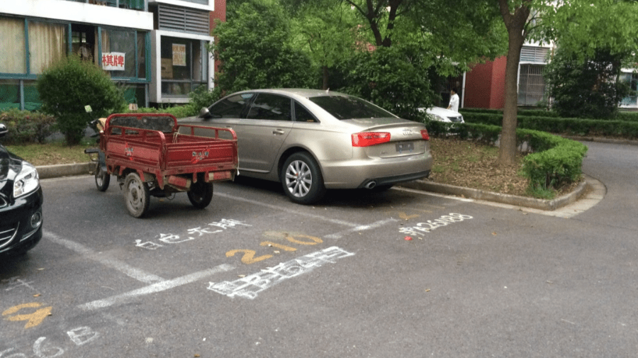 佔用了公共土地,開發商在銷售小區房屋時已將停車場按公建面積分攤給