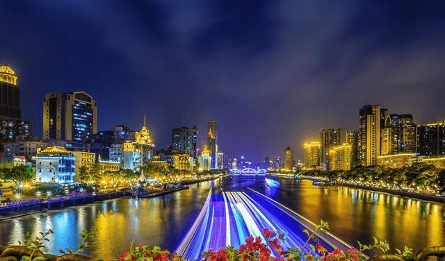 广东一地是夜晚游历的好场所，景色迷人，还可以乘坐游船