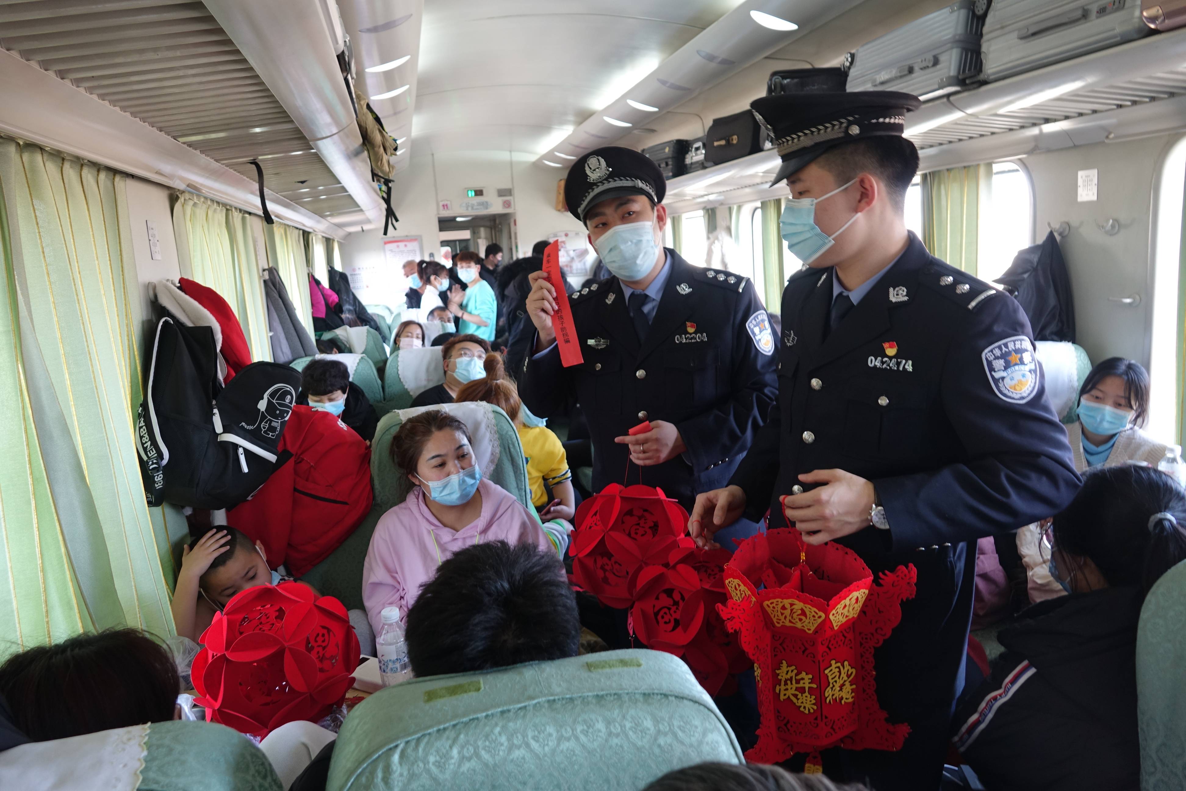 闹元宵猜灯谜旅客列车话安全