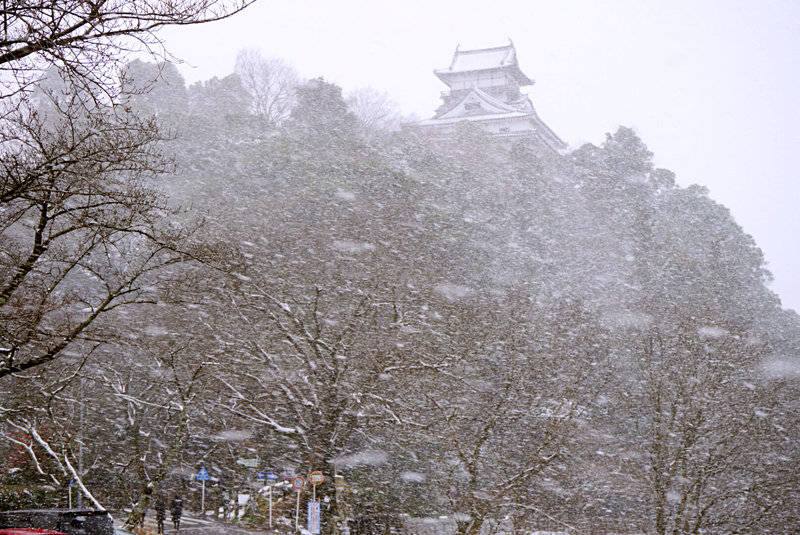 为什么日本女生在下雪天也要光着腿？日本女生的腿，抗冻届的第一杠把子