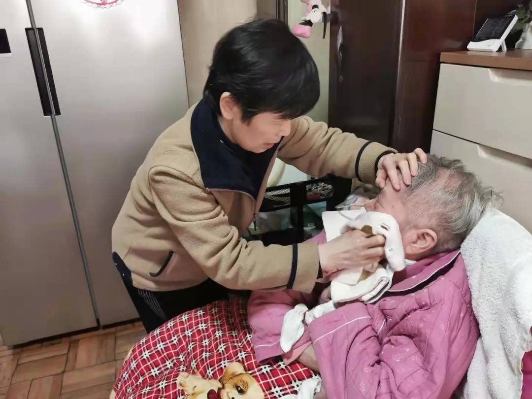 榜样二十年如一日他把孝体现在照顾母亲的每一个细节里