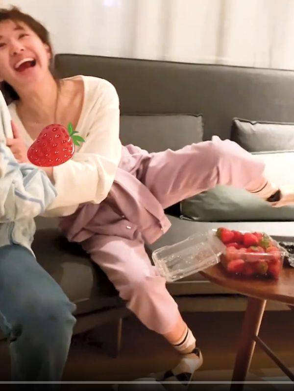 赵露思脱鞋吃草莓谁注意她袜子颜色网友确定是女明星