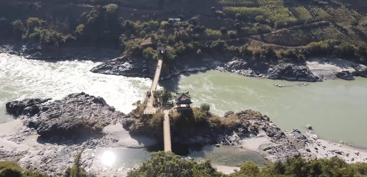 云南这座古老的铁索桥，两段拼接横跨怒江，全靠天然桥墩支撑