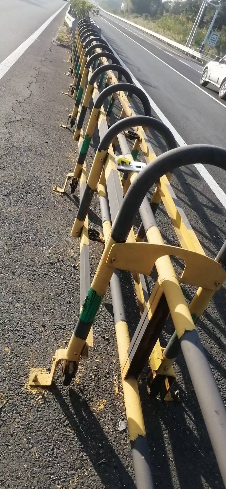 高速推拉式伸缩活动护栏_高速公路