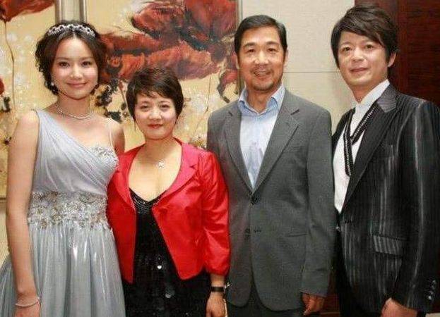 张国立一生一儿三女,虽然3个女儿个个长脸,可唯一儿子一言难尽_邓婕撒