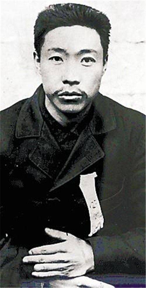 他出生带有七颗黑痣 有人说是天神转世 后因刺杀日本首相扬名 安重根