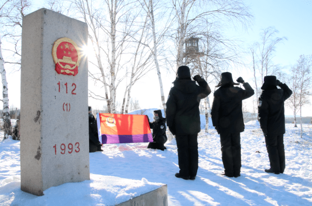 又经过近2个小时的徒步,终于抵达山顶的112号界碑.