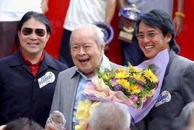 谭咏麟父亲曾赴奥运参加足球赛,韩日世界杯时在电视前指挥国足_江柏