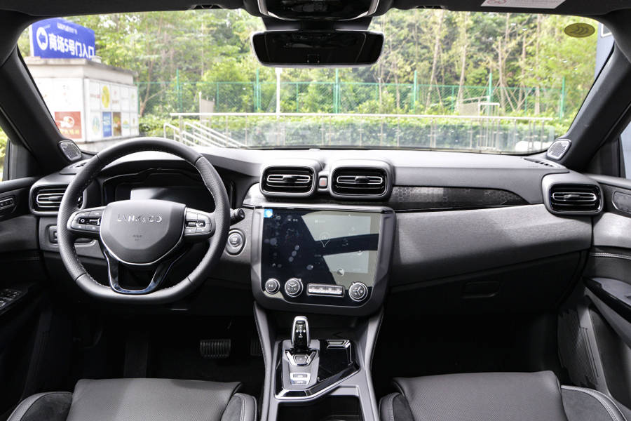 用上领克05"同款"的全新信息娱乐交互系统,其设计样式以及中控屏尺寸