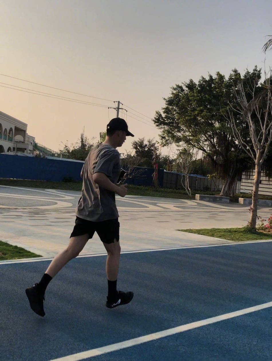 网友偶遇黄景瑜北海拍戏 路边跑步肌肉线条超优越