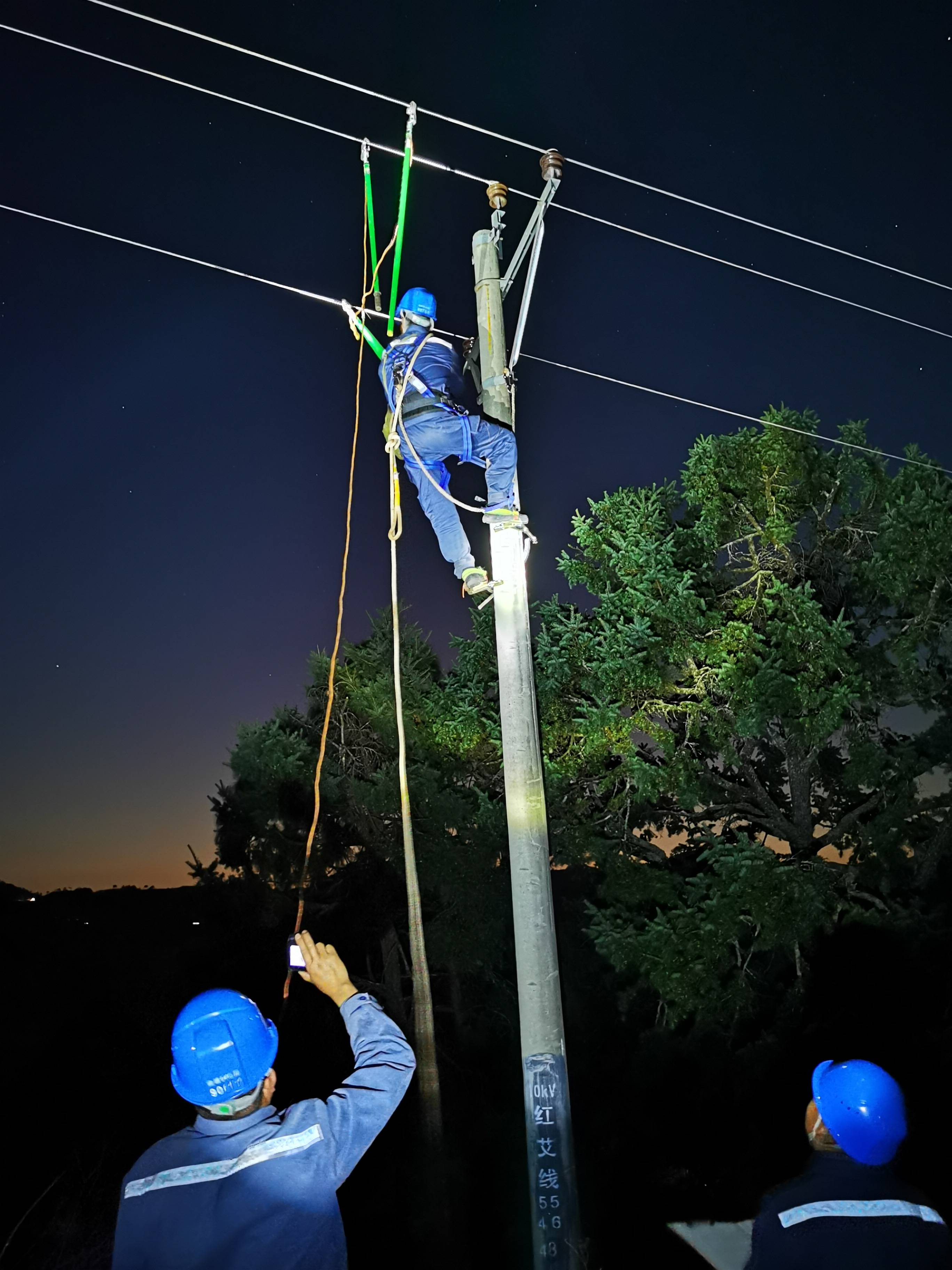 大風颳倒大樹引起電力故障南方電網雲南曲靖宣威供電局及時搶修覆電