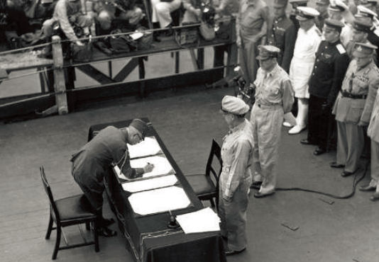 就在苏联对日宣战的当天,日本政府在天皇皇宫地下举行了一整天会议,当