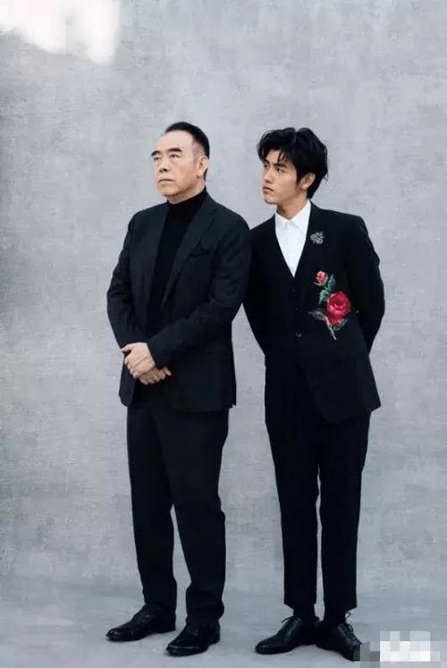 原创陈凯歌前妻带混血儿子卖货,曾是顶级名媛,现在和四婚老公住村里