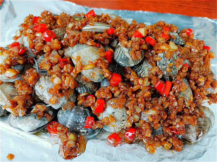 花甲别再炒着吃!试试新做法,肉质细嫩,滋味浓郁,一大盘不够吃