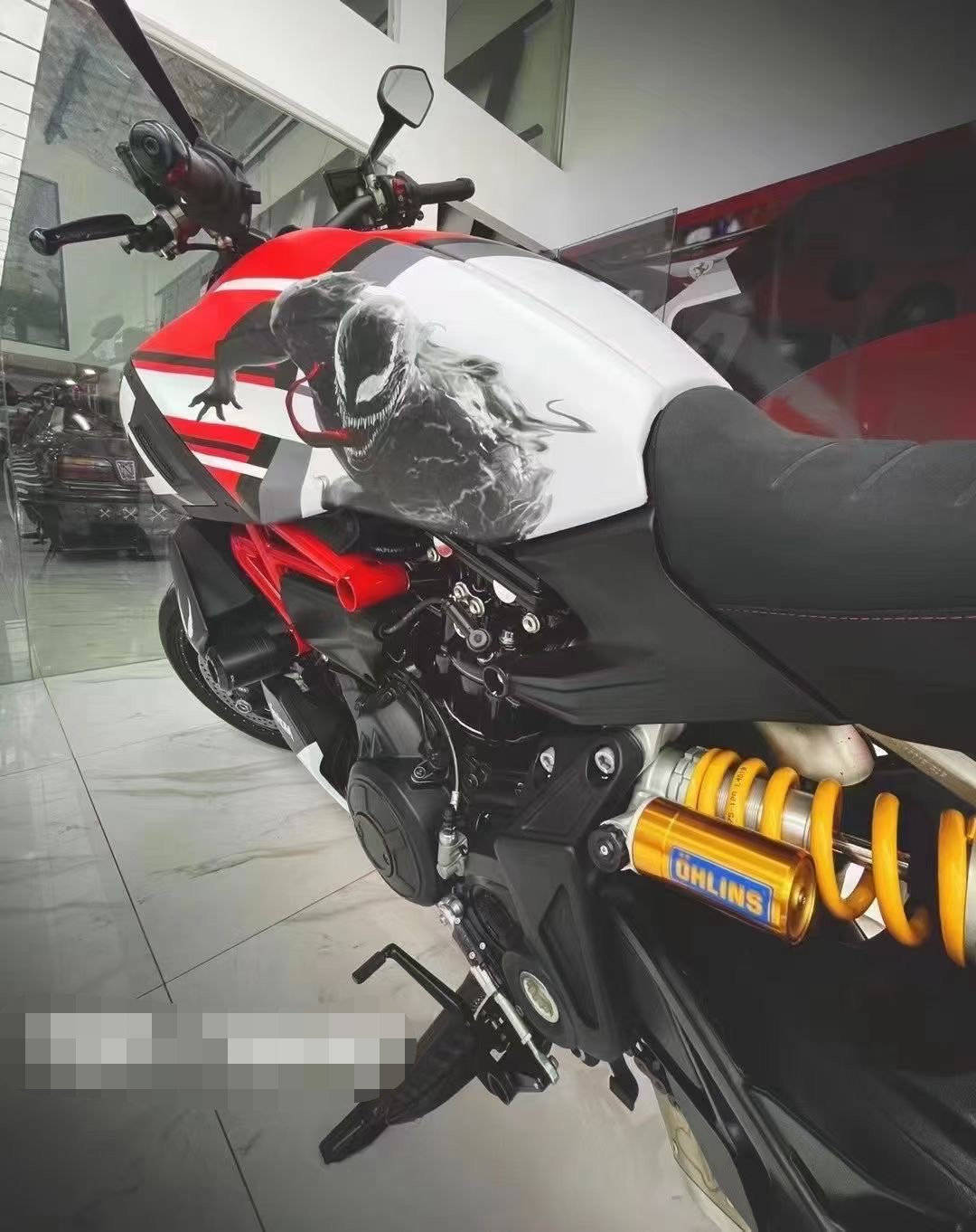 杜卡迪彩绘毒液图案这个颜色最适合放到摩托车身上