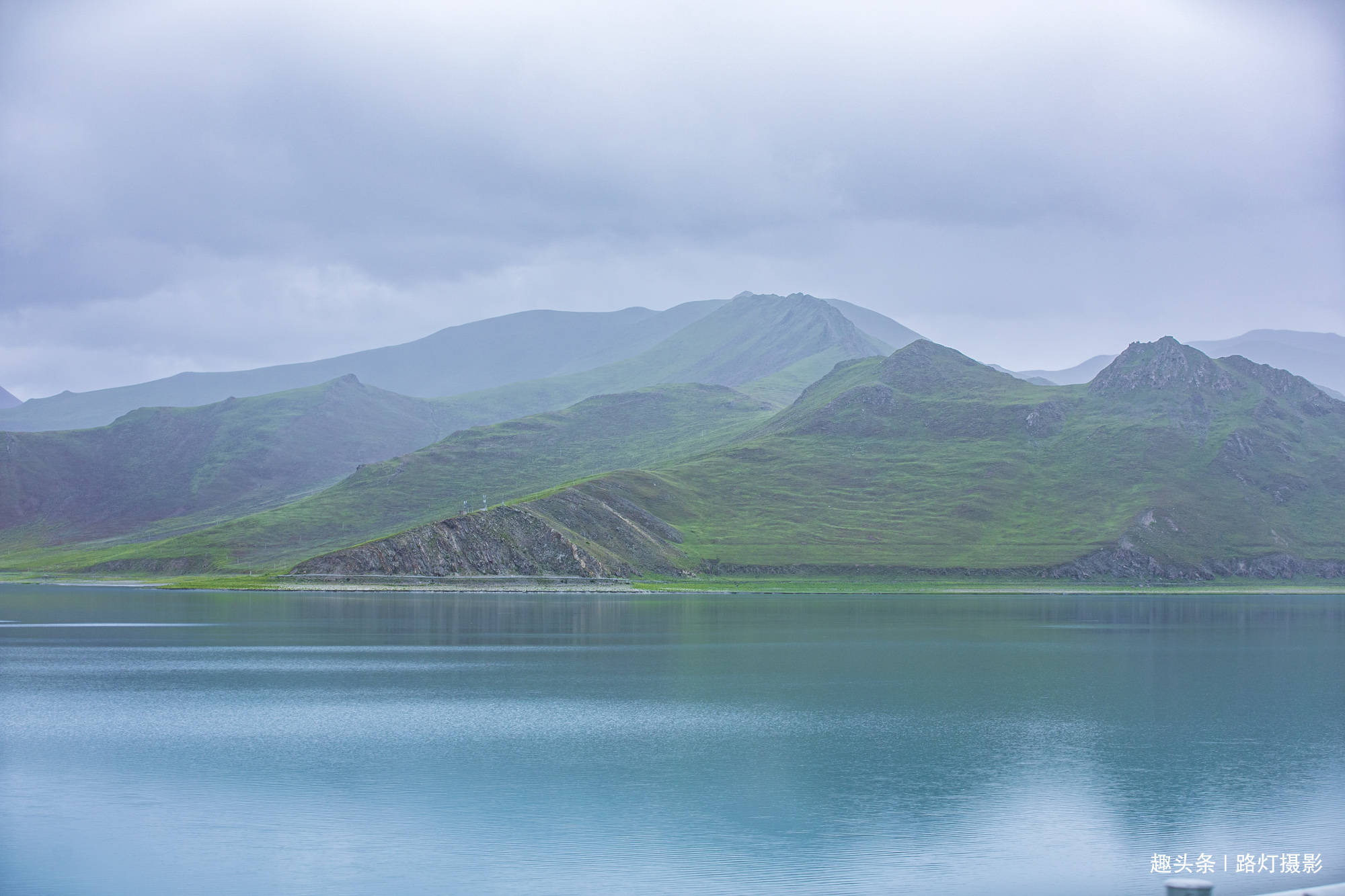 西藏三大圣湖之一羊卓雍错碧波如镜水草丰美的天上仙境