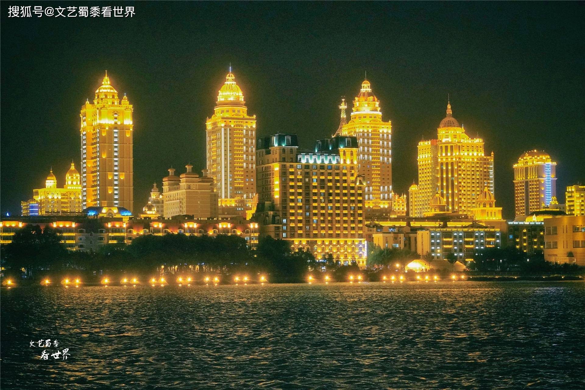虽然只是一个边陲小城，但是它的夜景毫不逊色于北京上海广州深圳