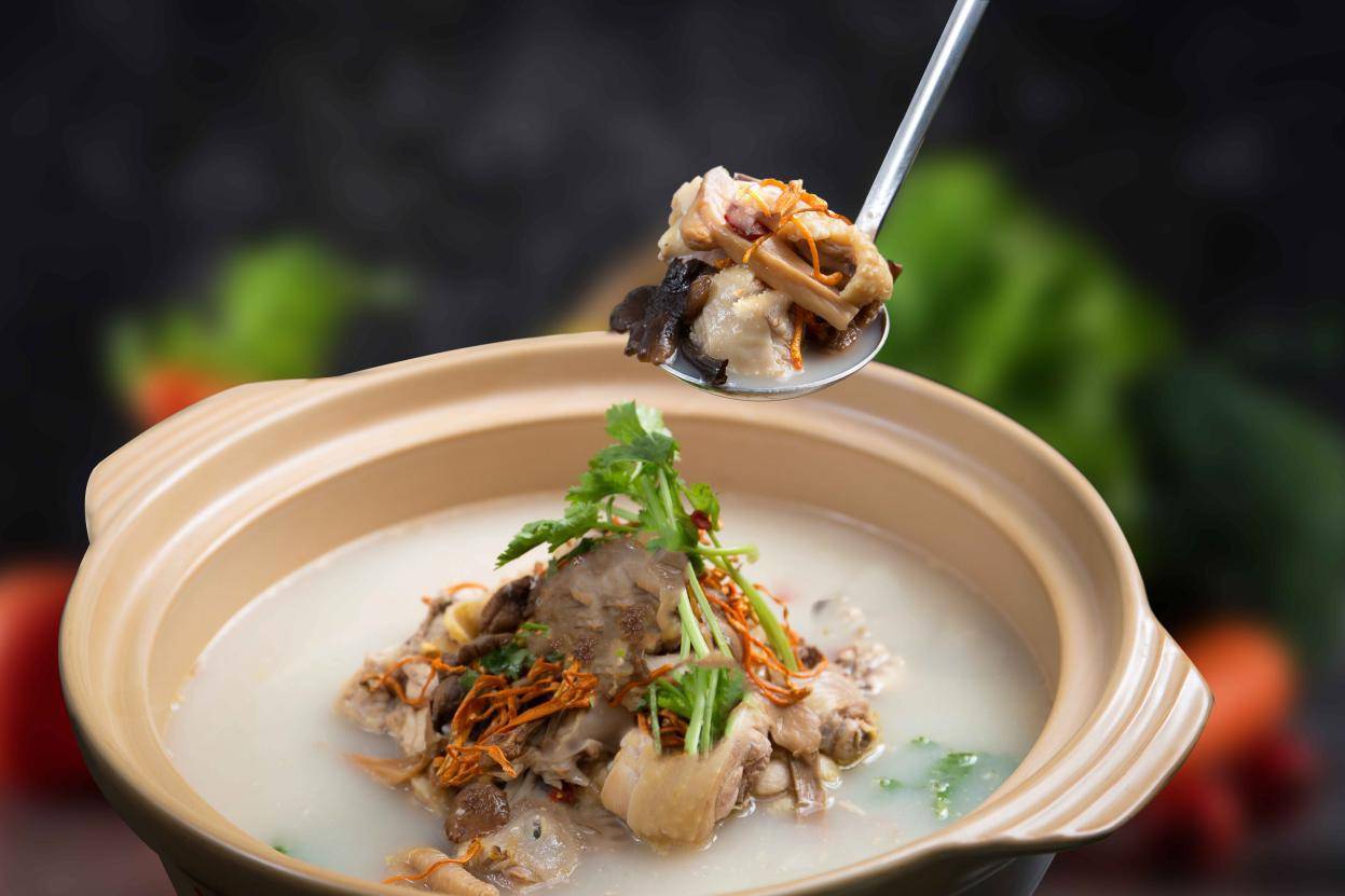 炖鸡汤,骨头汤的时候放点茯苓和薏米,健脾祛湿.