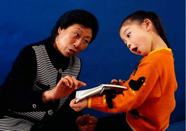 婆婆拧孙子耳朵,宝妈心疼不已,老人教养孩子到底有多难?_教育