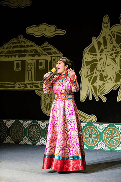 它以草原人特有的语言述说着蒙古民族对历史文化,人文习俗,道德,哲学