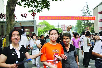 2010年,石践(左一)送女儿到武钢四中参加高考 受访者供图