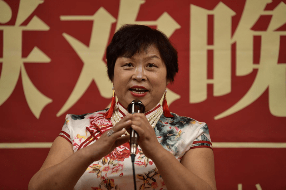 高敬娟演唱的(桃花村)选段,马红梅演唱的《以后的以后》,彭宝泽演唱的