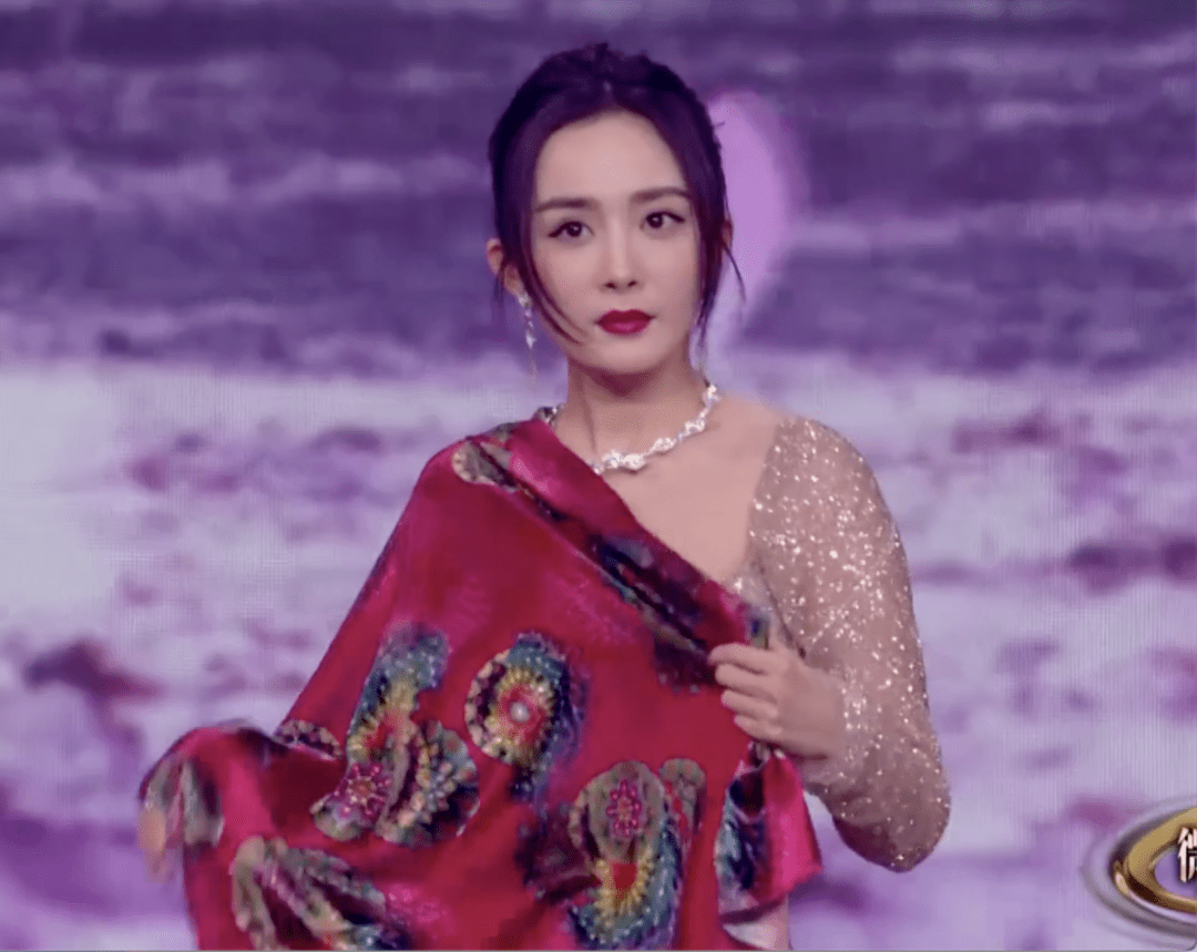 微博夜神仙同框:杨幂杨颖6大85花美炸,华晨宇邓紫棋刻意避嫌_丝巾
