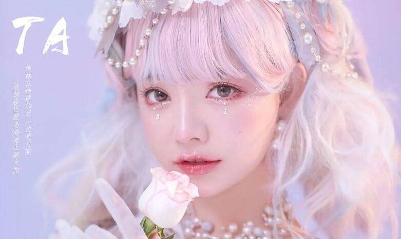 比心小姐妹又哗众取宠,王奕萌公共场合直接跪下,路人看傻眼