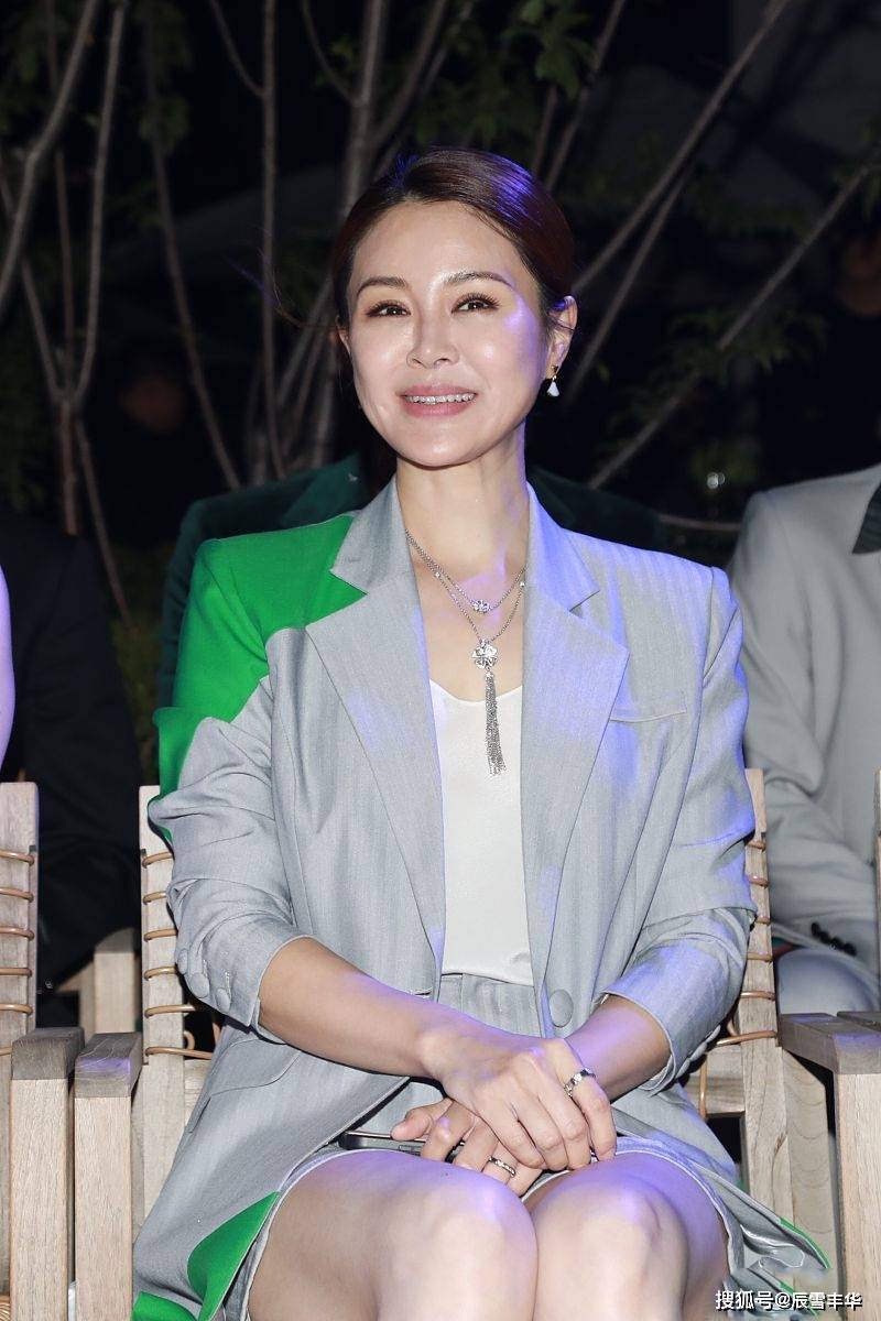 原创佟大为才女娇妻真时髦拼色西装配短裤开春穿大气又飒爽