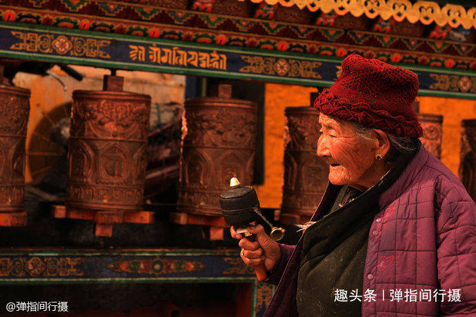 冬游西藏拉萨，街头各色“虔诚身影”，是一道震撼人心的“风景”