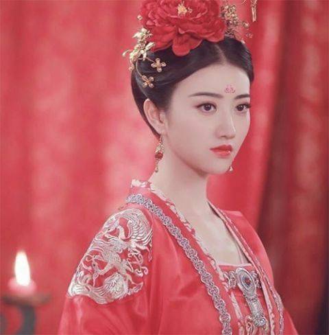 在 大唐荣耀>中,景甜的的"红嫁衣"妆容也是惊人的好看.